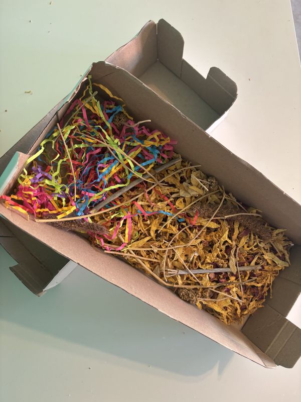 scatola merendine + carta + fiori