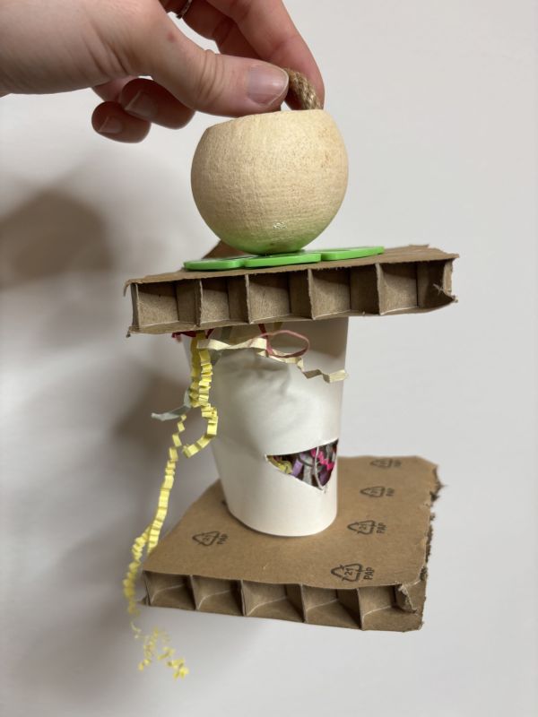 bicchiere con tappi di cartone