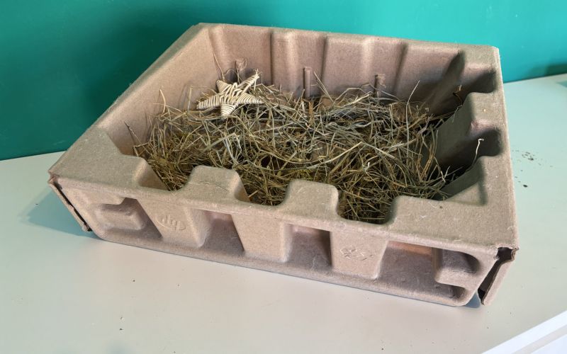 imballaggio pc + fieno + singoli giochini